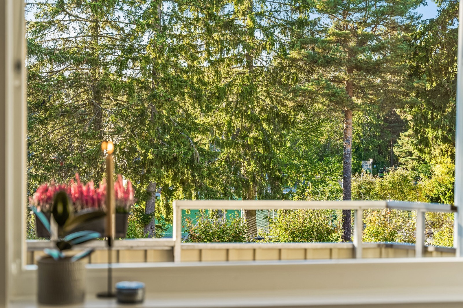 Boligen har blitt løpende oppgradert de siste årene, blant annet med nye vinduer og balkongdører installert i regi av borettslaget i 2019/2020 Galleribilde