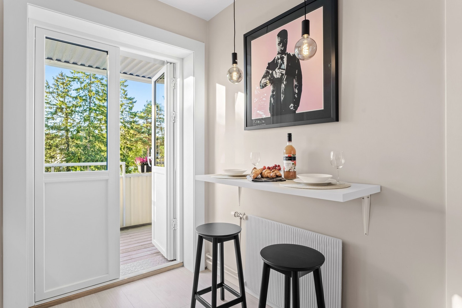 Et veggmontert frokost- eller avlastningsbord gir en fleksibel løsning og god utnyttelse av plassen Galleribilde