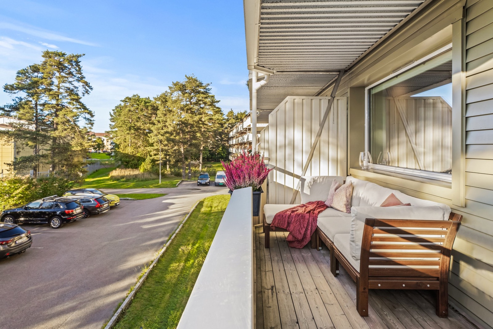 Balkongen er vestvendt og tilgjengelig via kjøkkenet Galleribilde