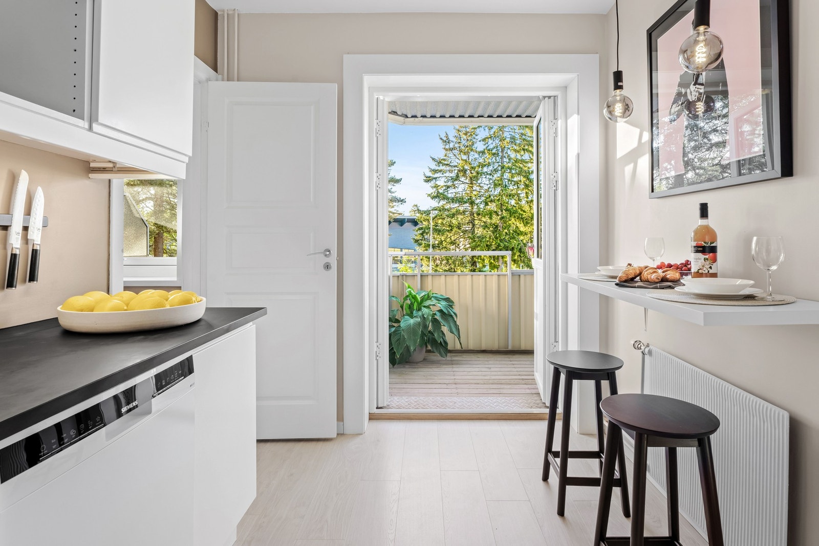 Boligen har et gjennomgående godt vedlikeholdt interiør med moderne oppgraderinger Galleribilde