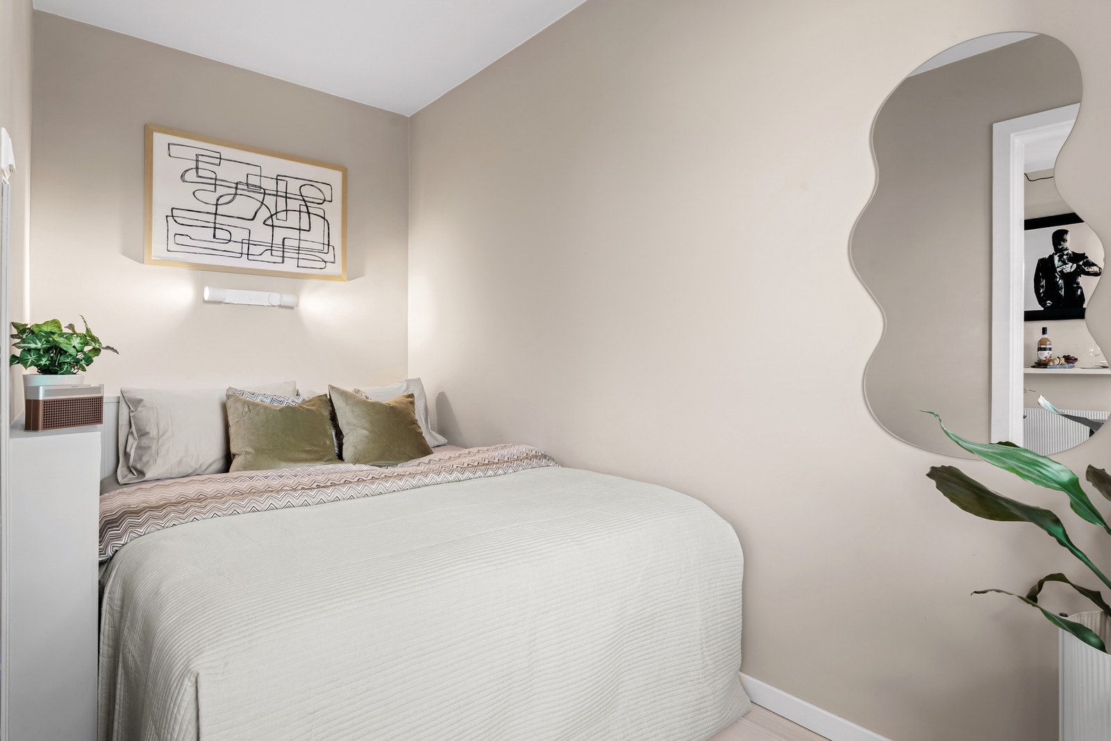 Gulvet er belagt med laminat, og veggene har slette, malte flater som gir et nøytralt preg Galleribilde