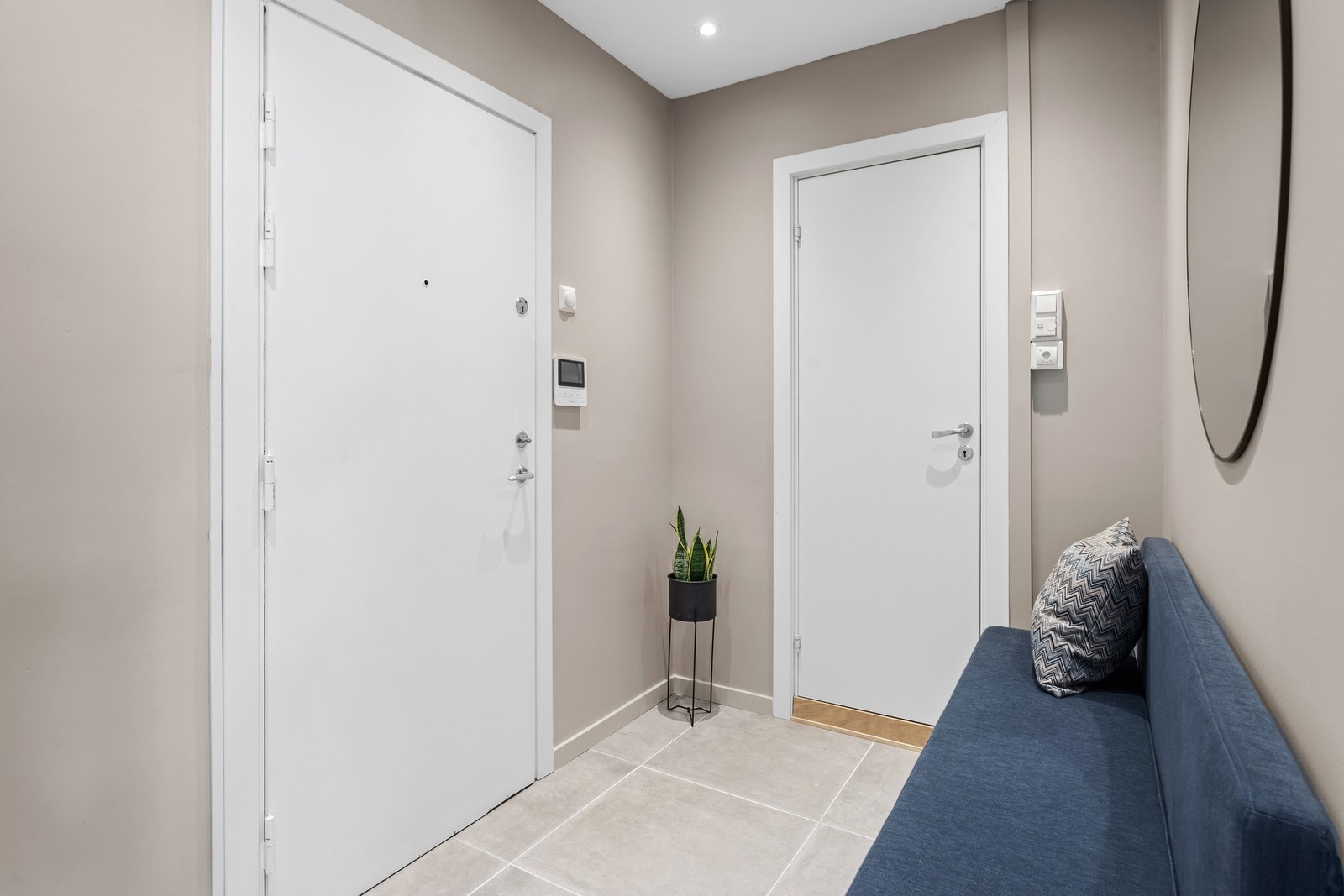 Det er også installert en ny dørcalling med kamera samme år som en del av borettslagets prosjekt Galleribilde