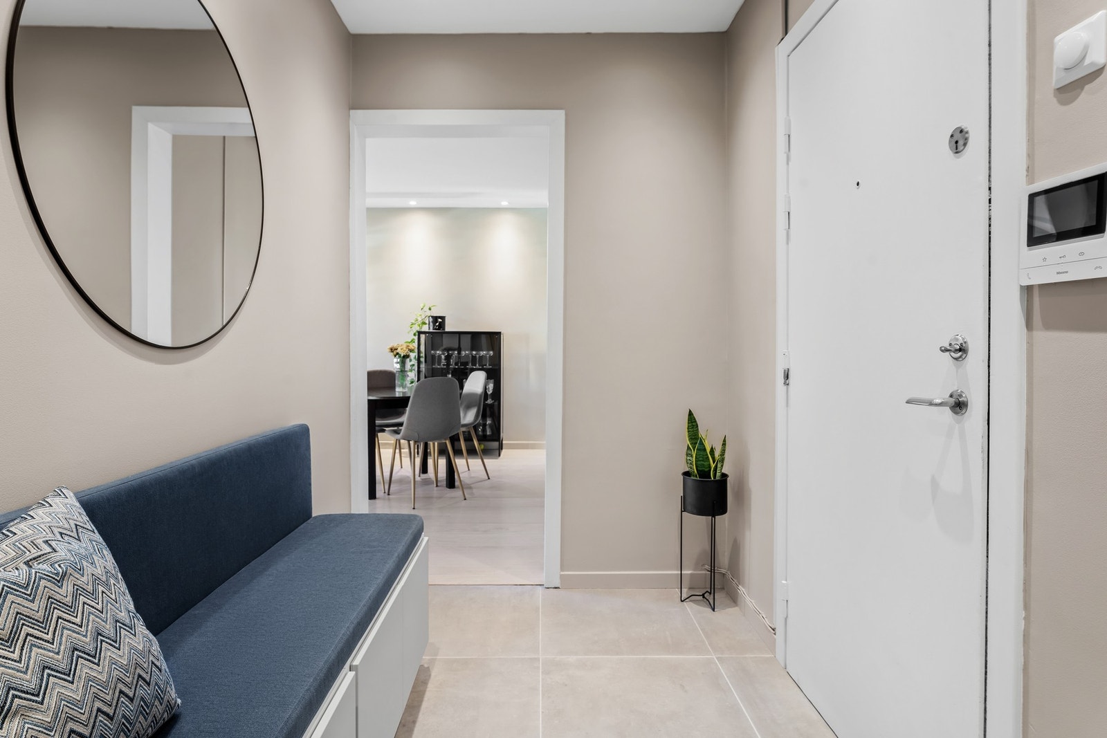 Gulvene i entré og gang er belagt med fliser og har komfortable, termostatstyrte varmekabler Galleribilde