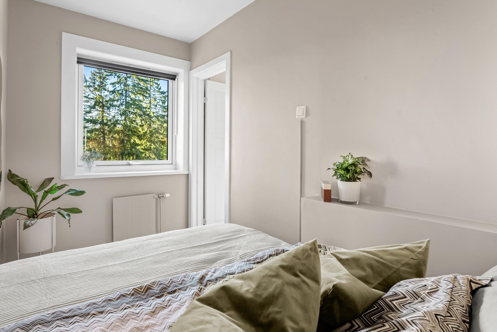 Rommet har vindu som slipper inn naturlig dagslys Galleribilde