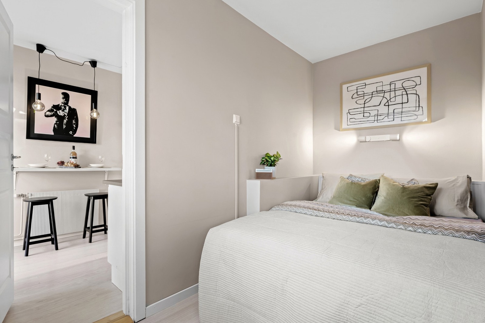 Soverommet har et gulvareal på cirka 6 m², noe som gir plass til seng og nødvendige møbler Galleribilde