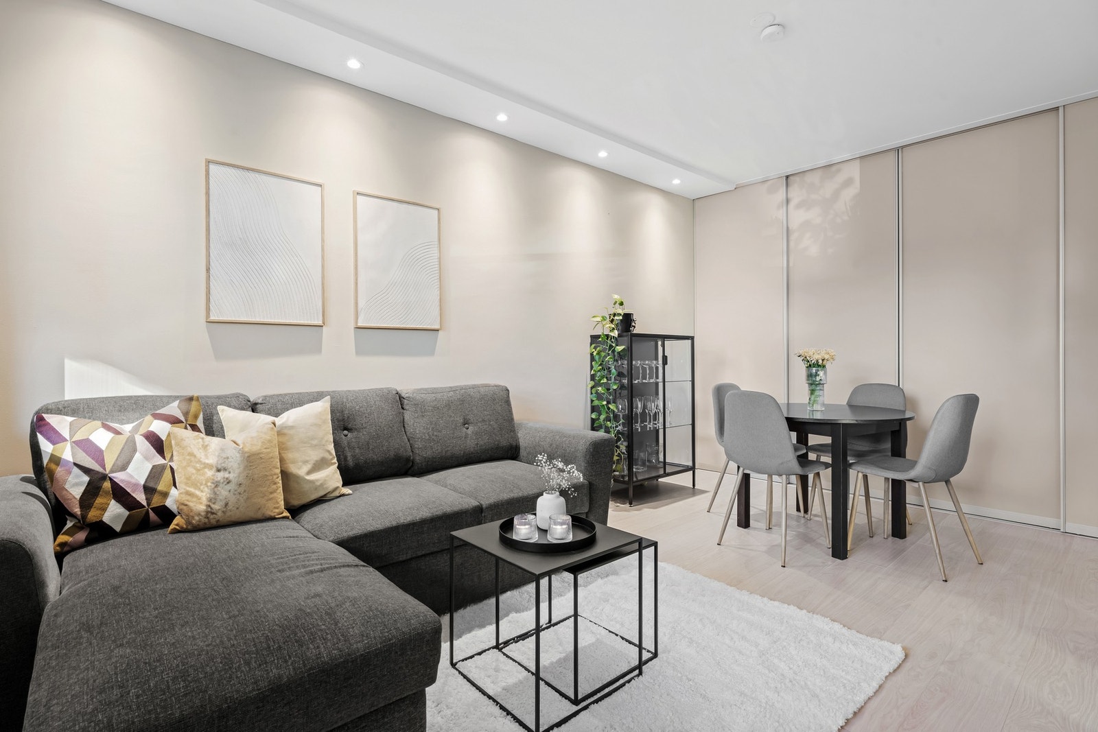 Skyvedørsgarderoben langs veggen gir praktisk oppbevaringsplass uten å ta opp unødvendig gulvplass Galleribilde