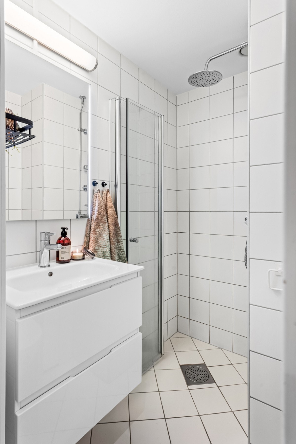 Badet ble oppgradert i 2010 og har flislagte vegger og gulv med termostatstyrte varmekabler Galleribilde