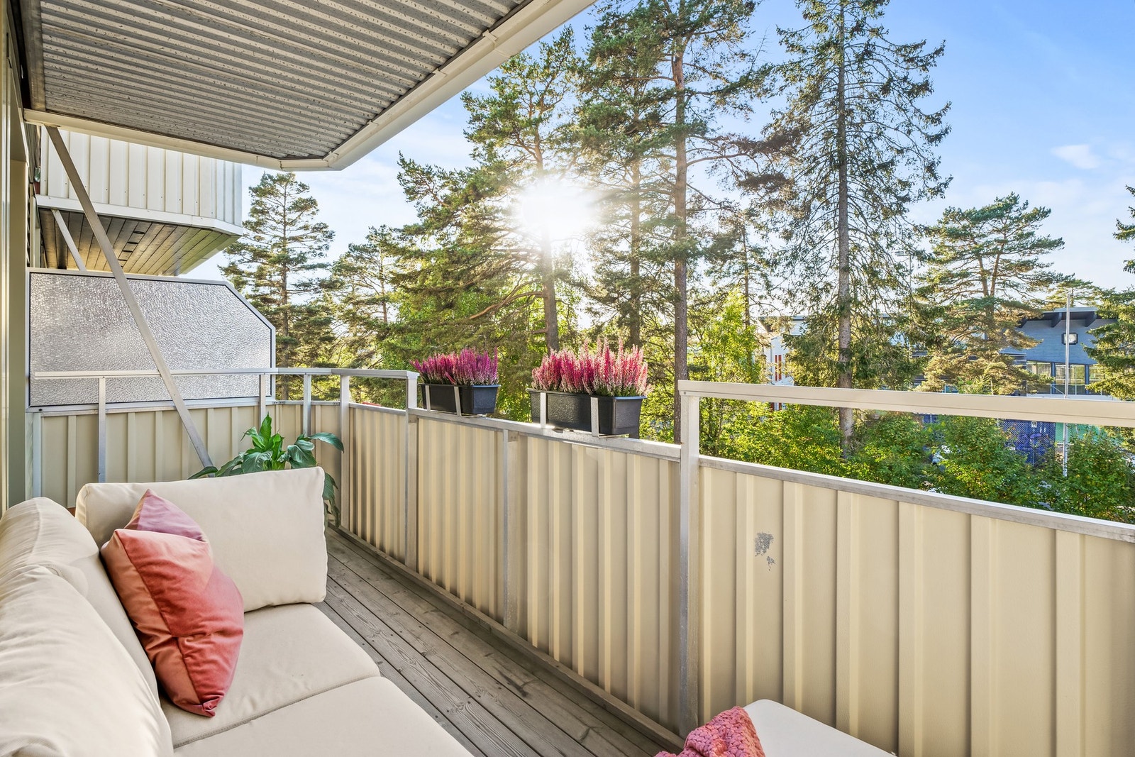 Balkongen har en størrelse på ca. 7 m², med et gulv av impregnert trevirke Galleribilde