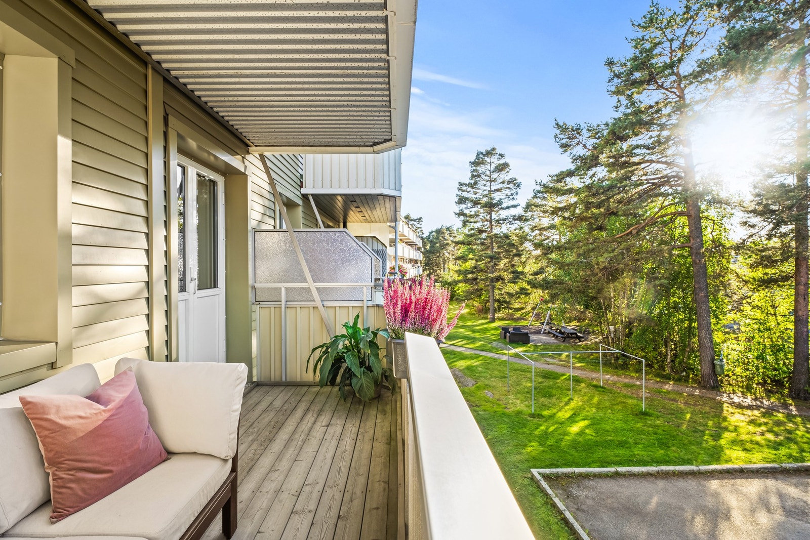 Balkongen er en fin forlengelse av boligen og tilbyr gode muligheter for utekos og avslapning i solen Galleribilde