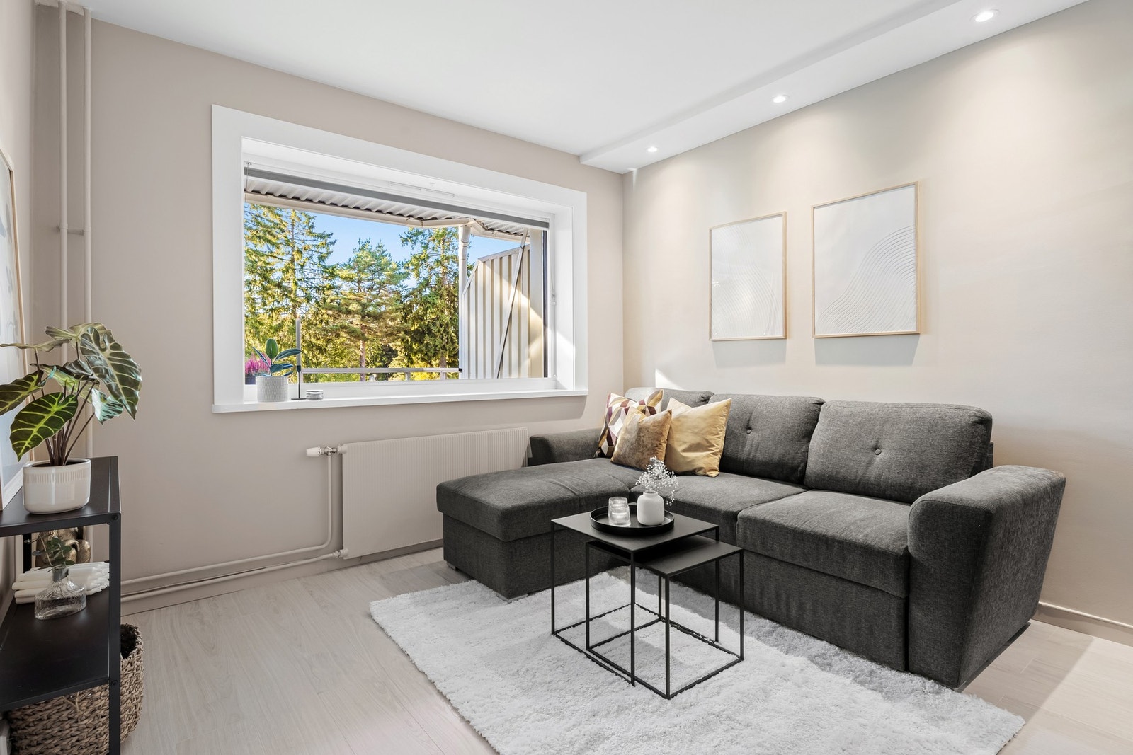 Store vindusflater bidrar til naturlig lysinnslipp, noe som gir et lyst og luftig oppholdsrom Galleribilde