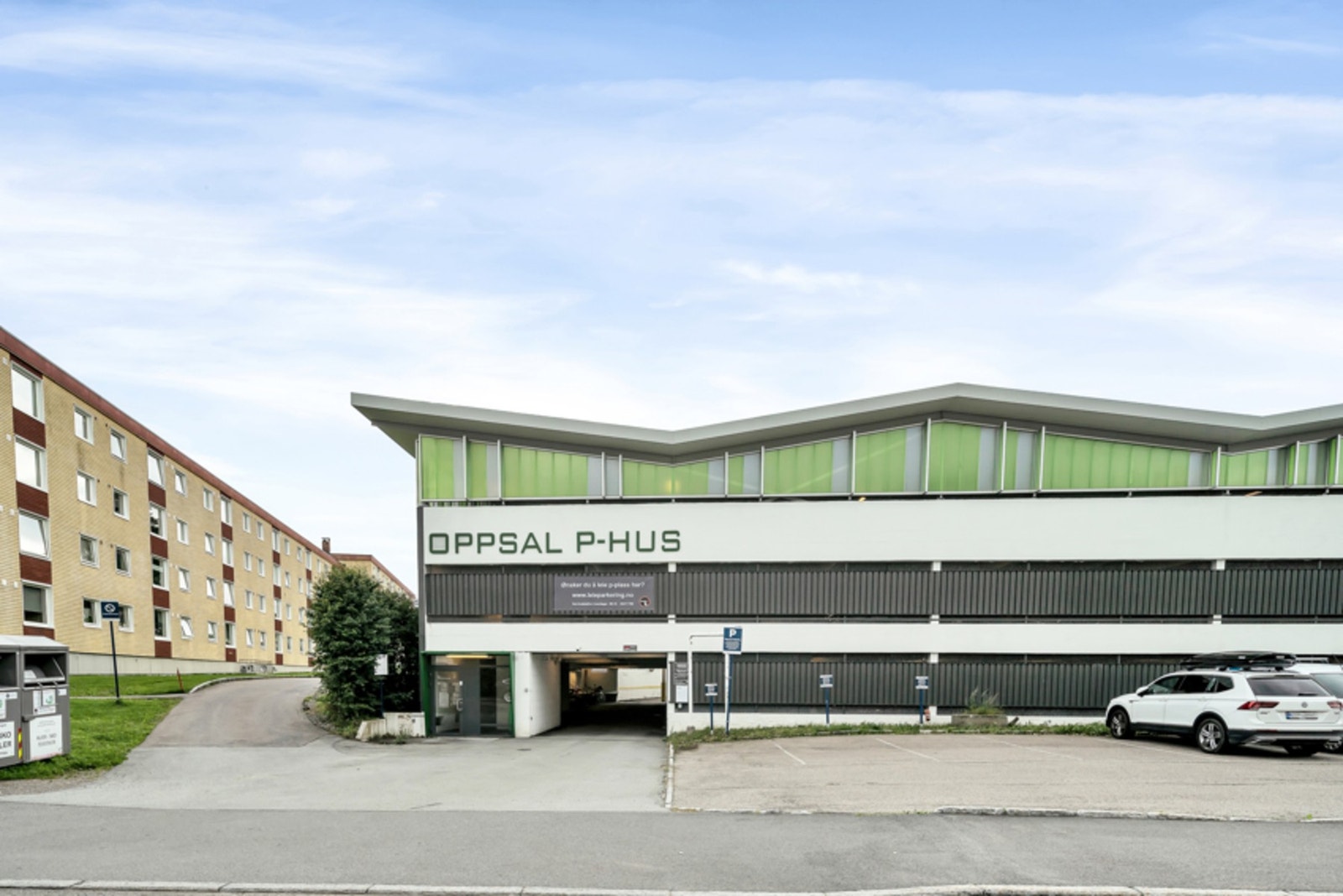 Oppsal P-hus i Vetlandsveien - det finnes egne plasser med strømuttak for el-biler Galleribilde