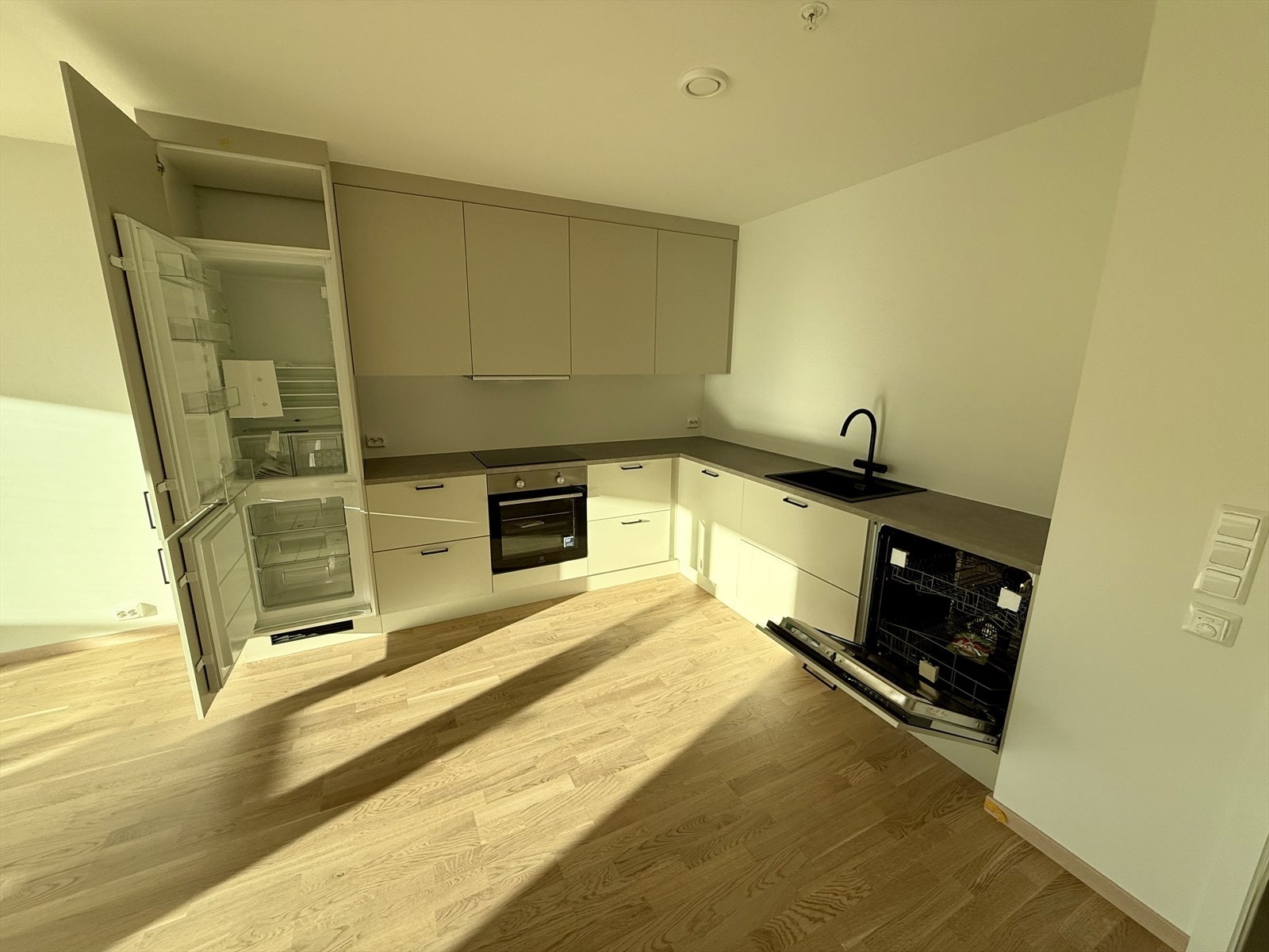 Komplett kjøkken med hvitevarer Galleribilde