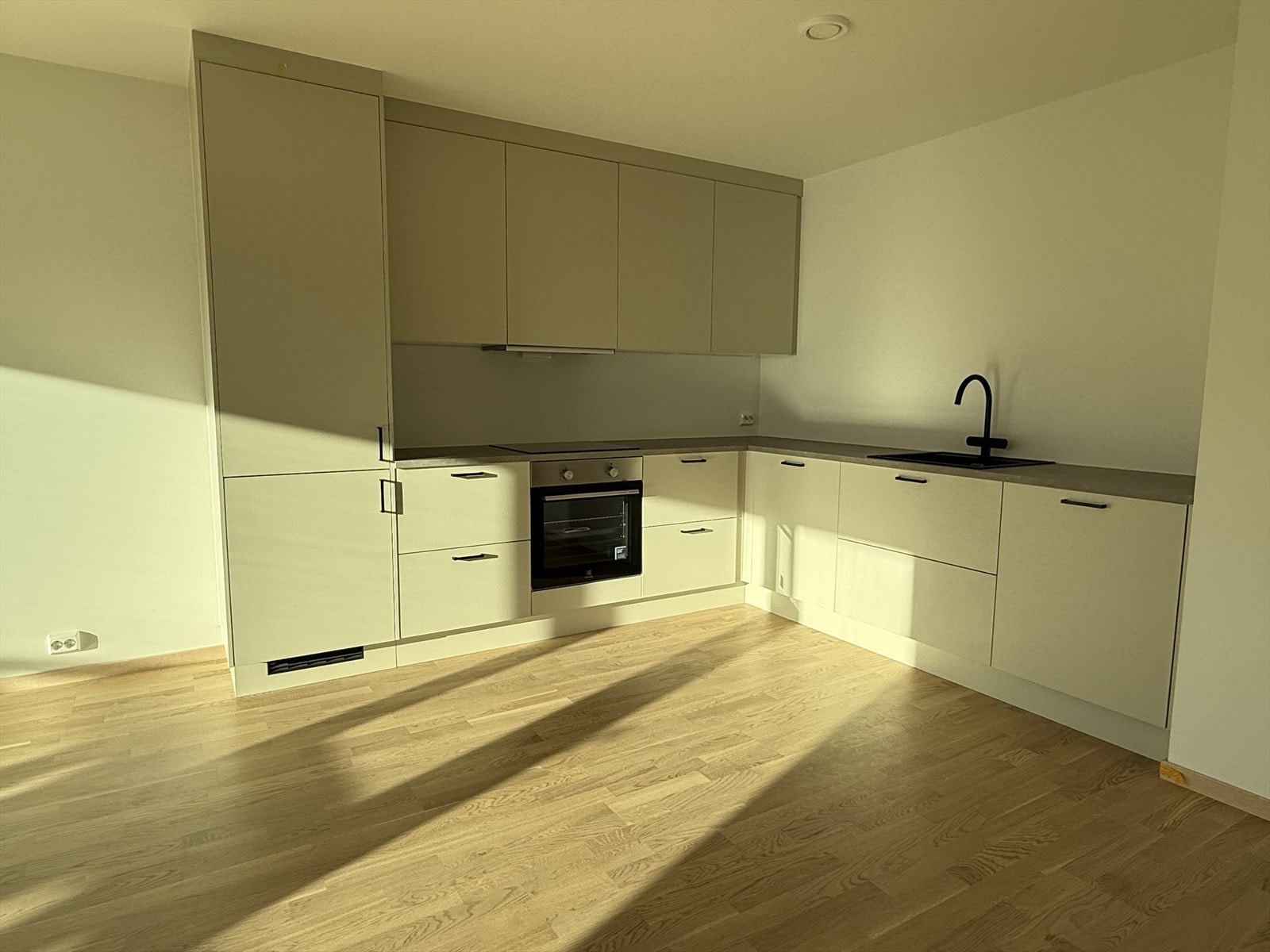 Komplett kjøkken med hvitevarer Galleribilde