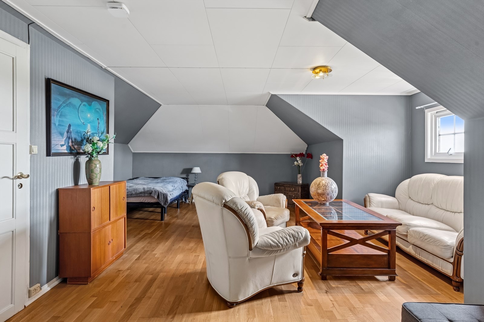 Innredet og stort flerbruksrom i loftsetasjen. Galleribilde