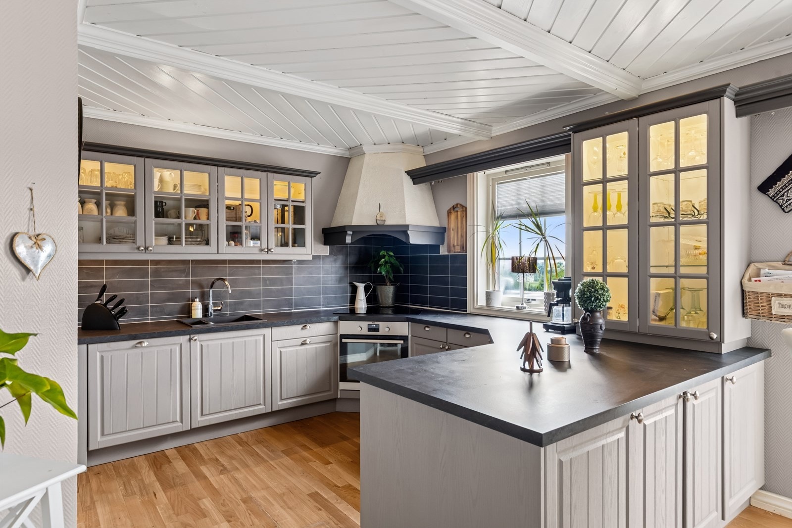 Praktisk og romslig kjøkken, med gode arbeidsforhold. Galleribilde