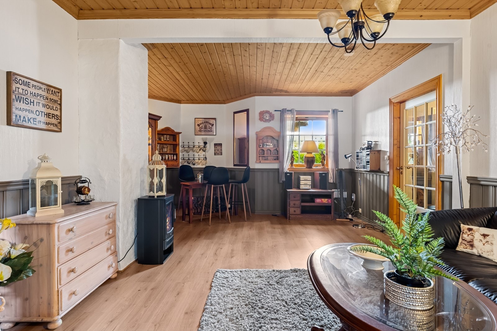 Stue i sokkeletasjen. Galleribilde