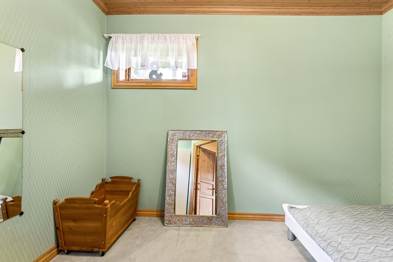 Innredet soverom sokkeletasje. Galleribilde