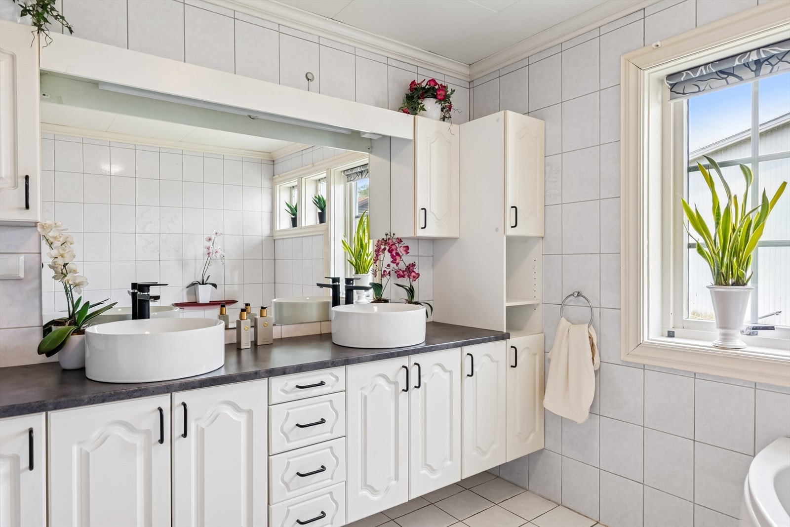 Dusjkabinett, baderomsmøbler, hjørneboblekar, og toalett er nytt i 2024. Galleribilde