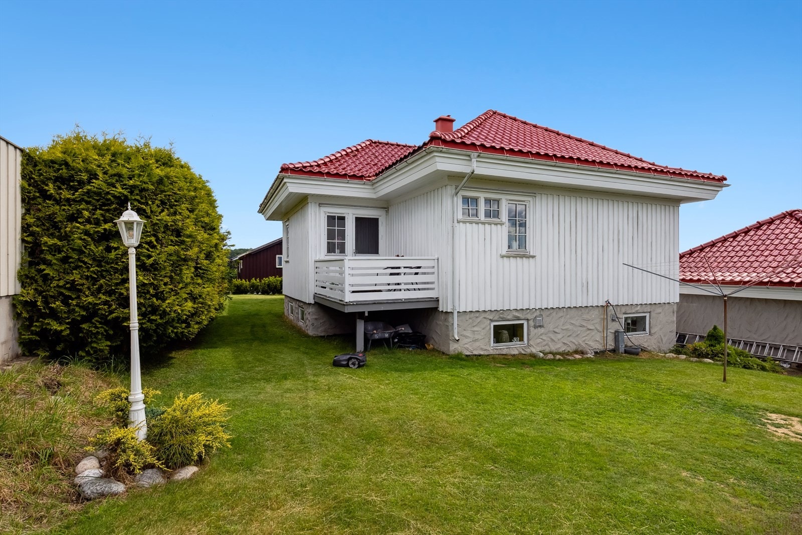 Flott hage som omkranser boligen, hyggelig beplantning overalt. Galleribilde