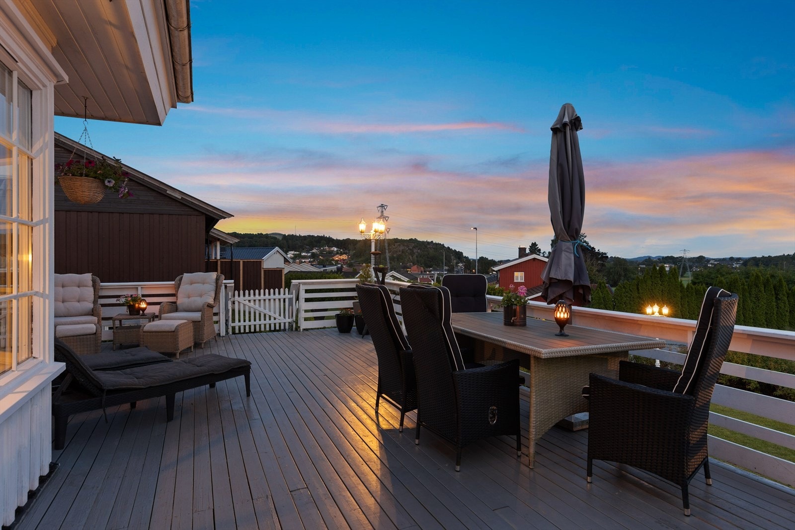 Utebelysning bidrar til god kveldsstemning. Galleribilde