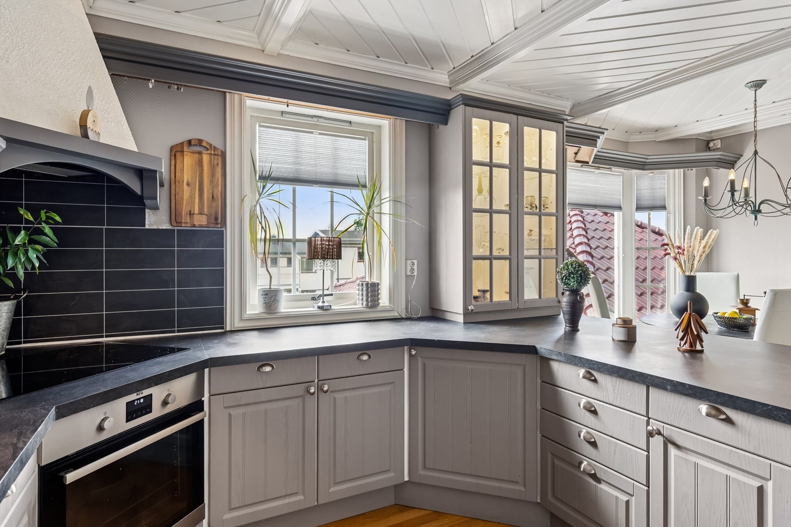 Mye skap-benkplass. Galleribilde