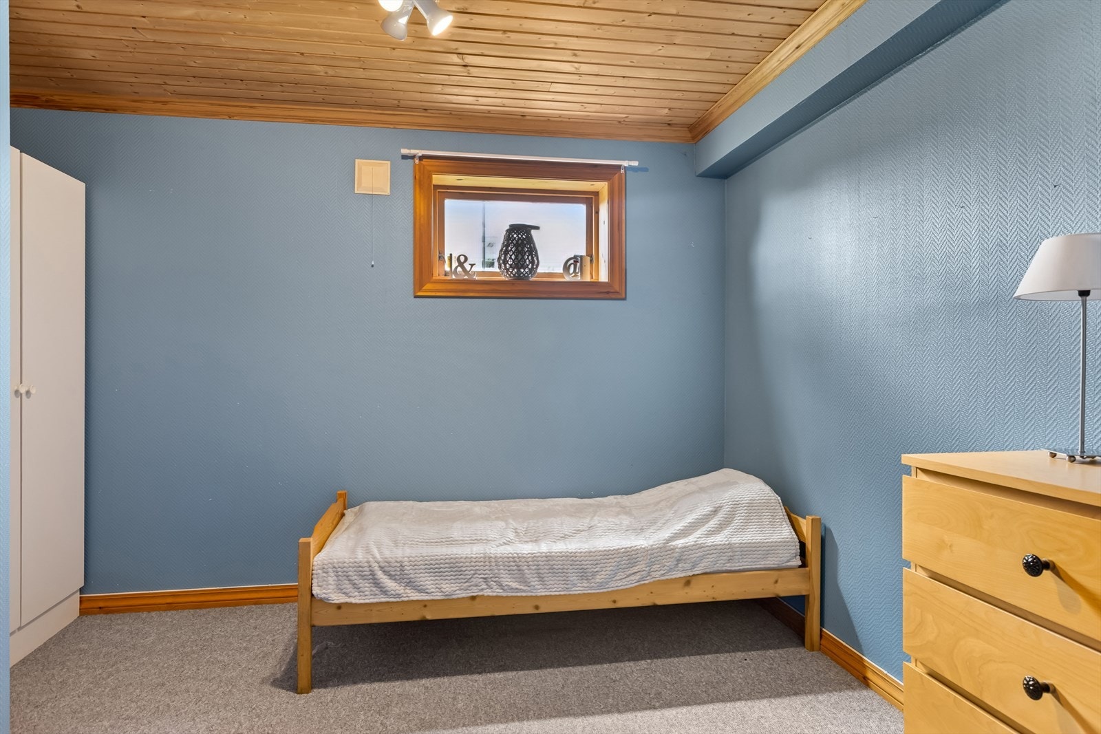 Innnredet soverom sokkeletasje. Galleribilde