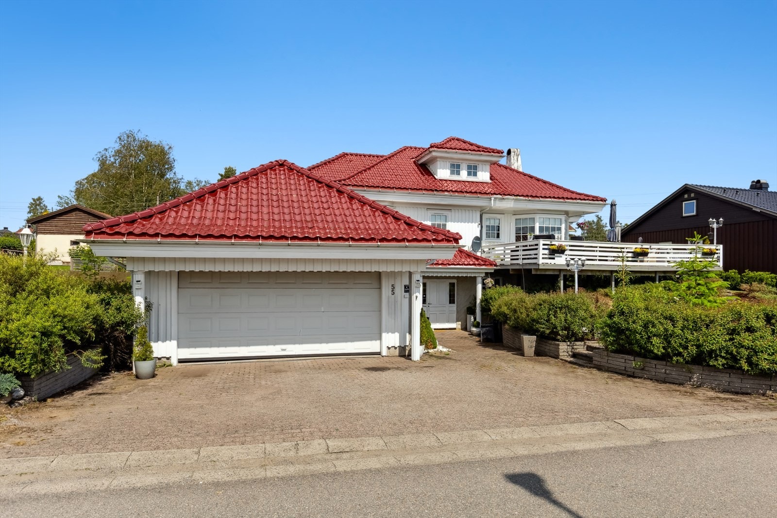 Dobbelgarasje og steinlagt gårdsplass. Galleribilde