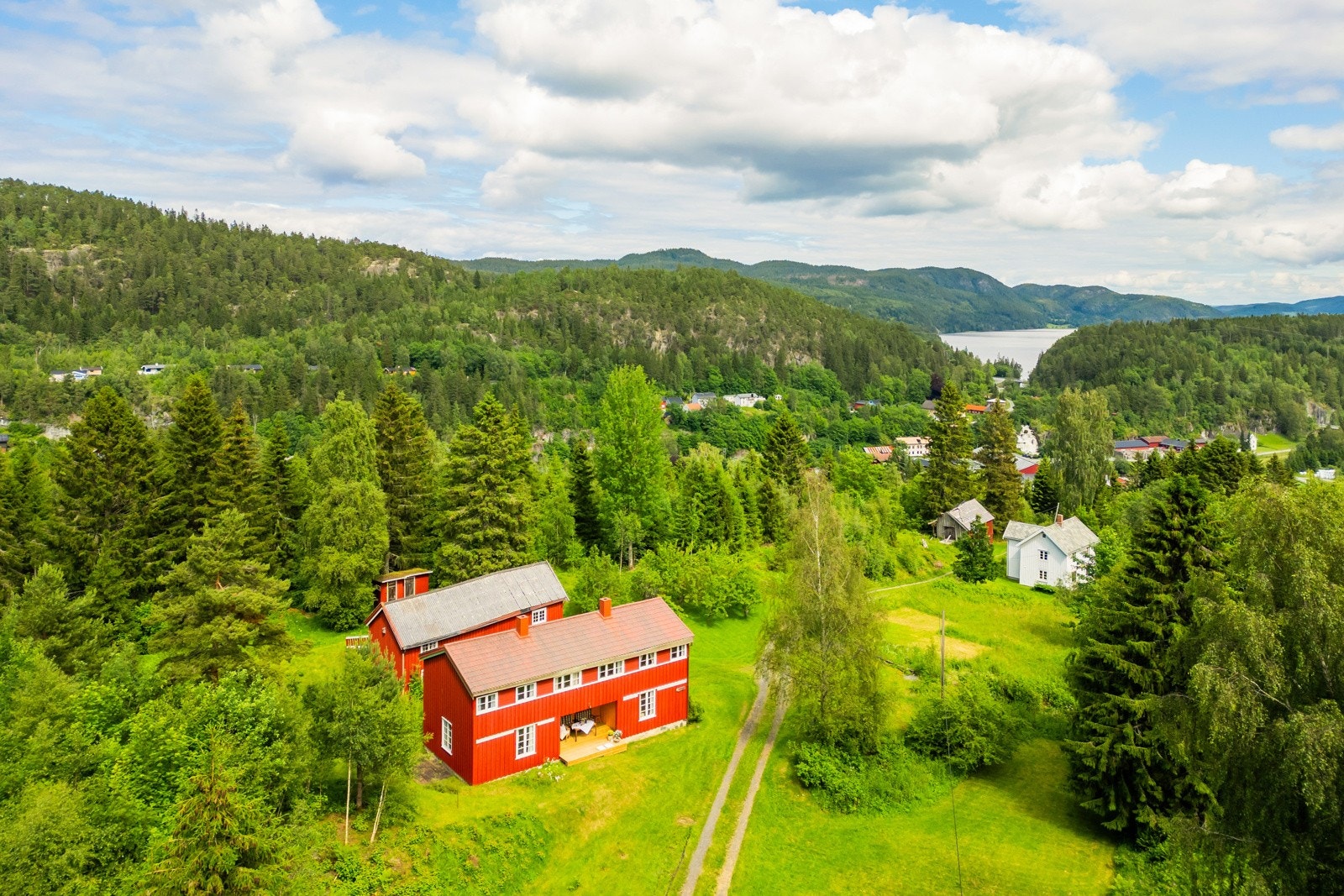 Med en stor tomt på over 13 000 kvm får du rikelig med plass til utendørsaktiviteter og fri utfoldelse i fredelige omgivelser. Galleribilde