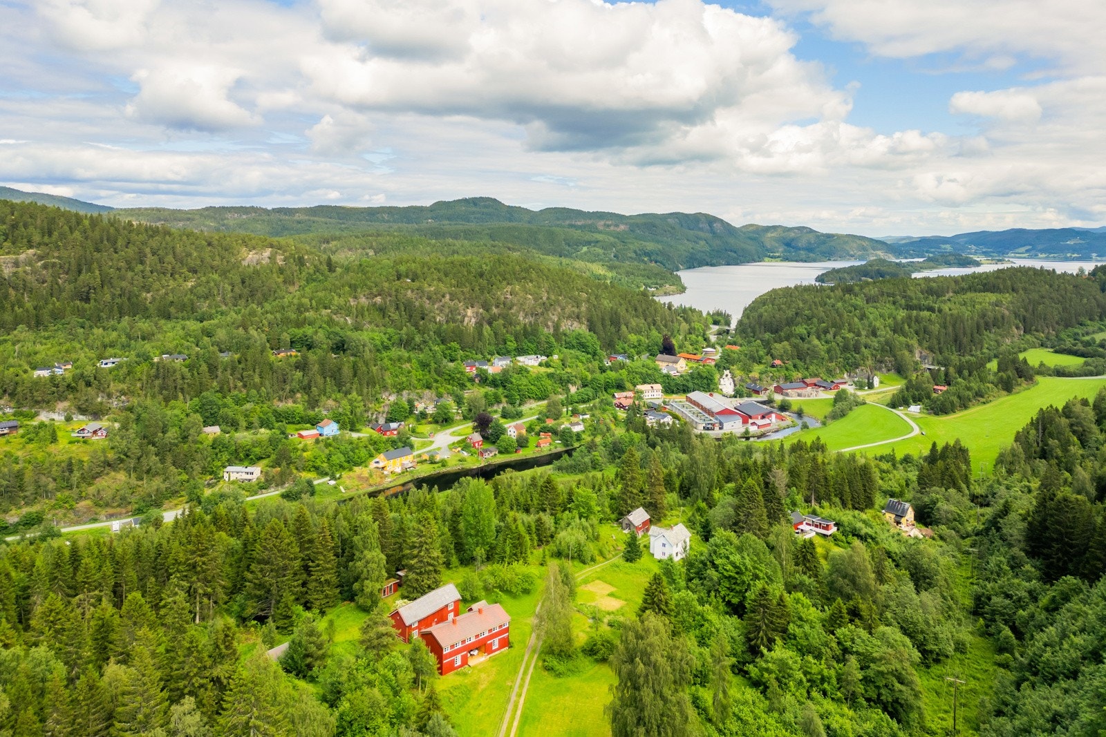 Her har man naturen rett utenfor døren, med umiddelbar nærhet til både fjorder, fjell og et rikt nettverk av turstier. Galleribilde