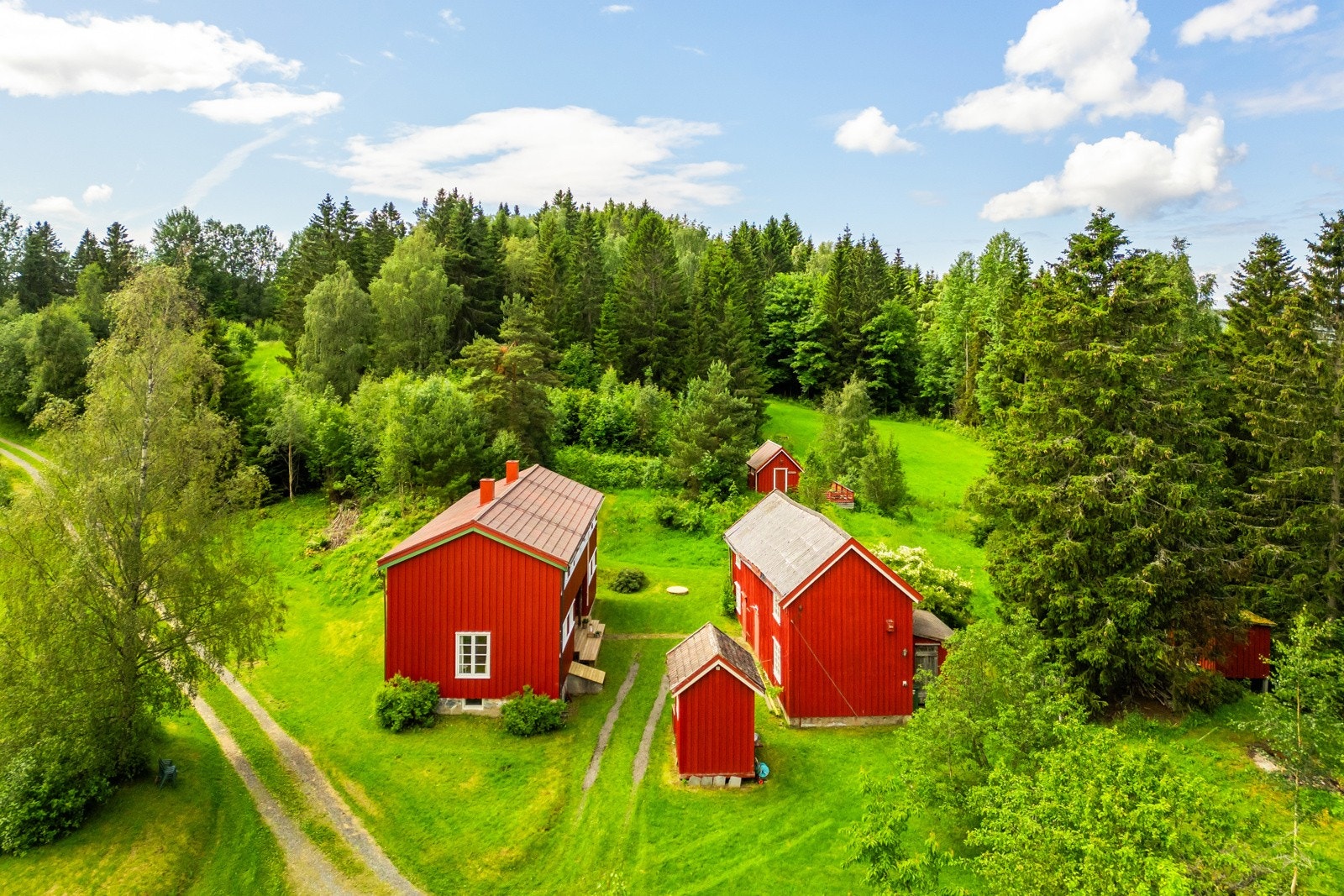 På tomten er det oppført en fritidsbolig fra 1966 i to etasjer. Galleribilde