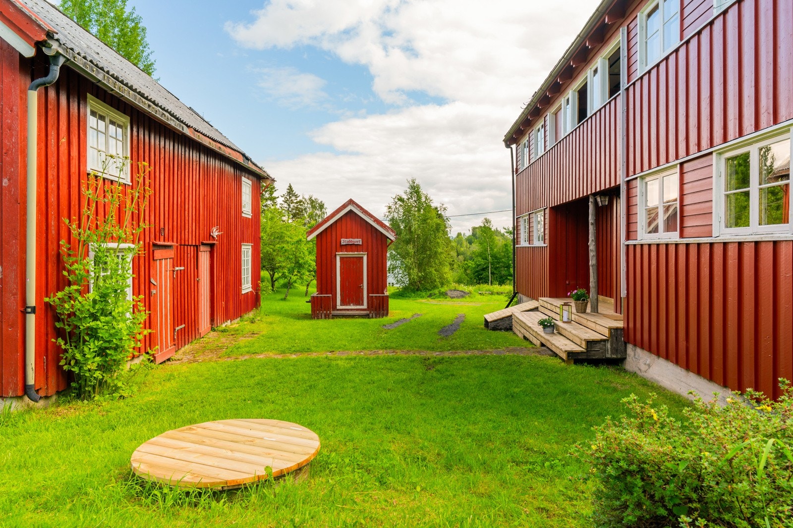På tunet finner du i tillegg et uthus/låve med mange bruksområder, samt et tradisjonelt stabbur. Galleribilde