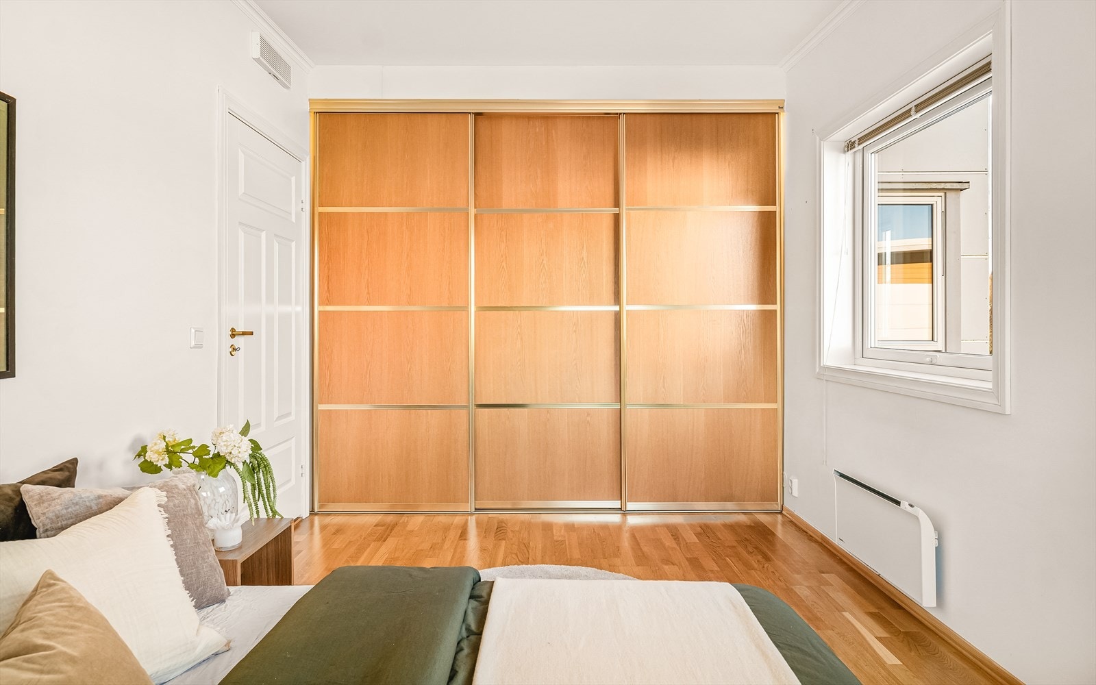 Hovedsoverommet har stor skyvedørsgarderobe for god oppbevarinsplass. Galleribilde