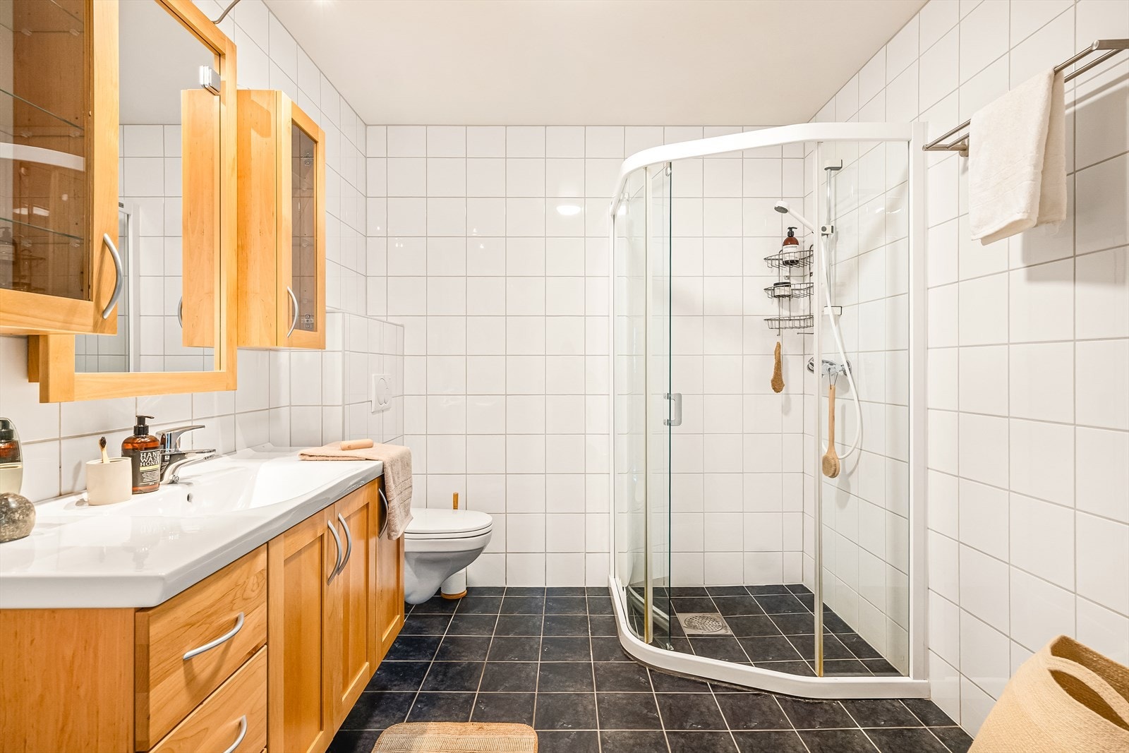 Baderommet er helfliset med varme i gulvet og har gjennomgående gode kvaliteter. Galleribilde