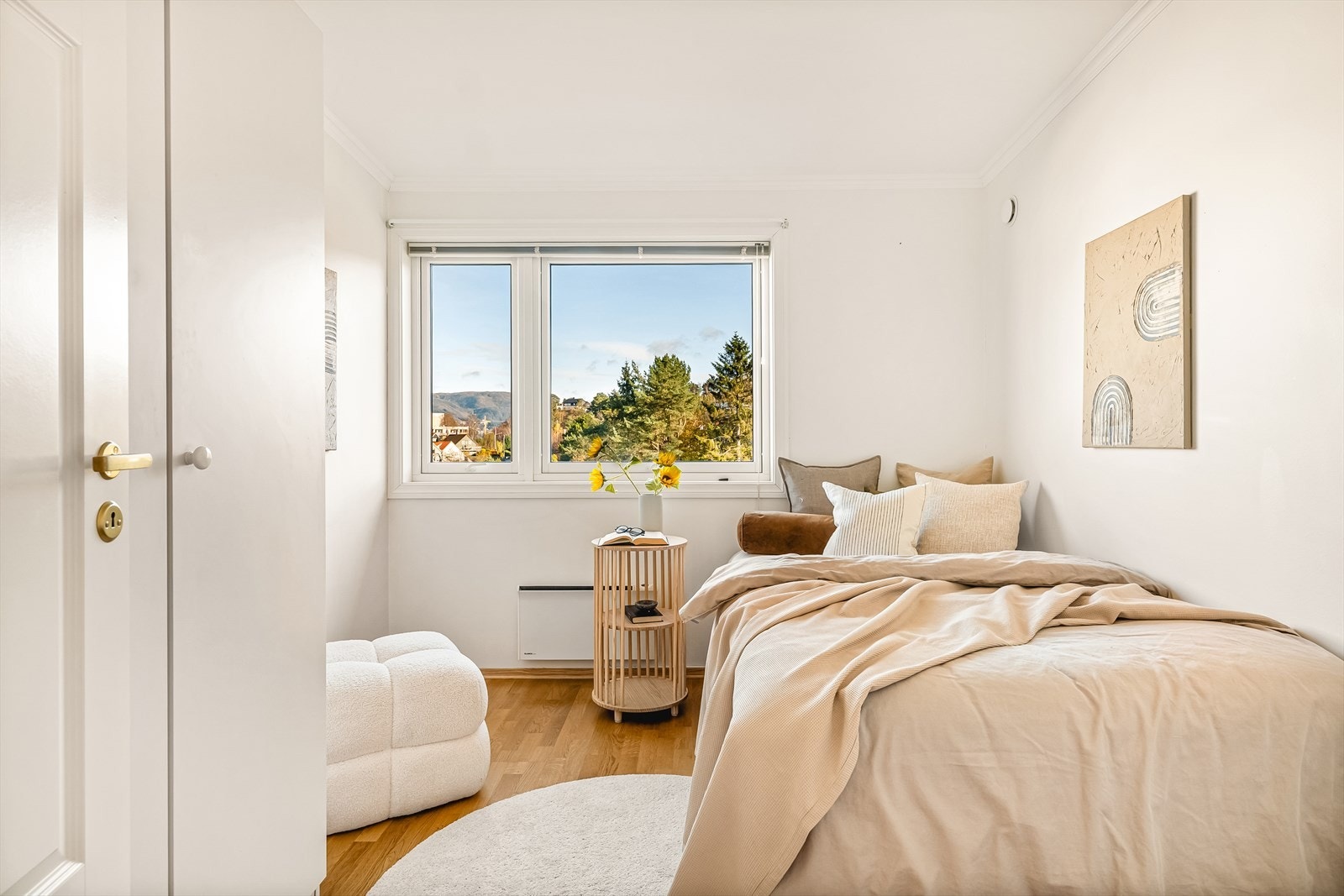 Soverom 2 har god plass til seng og nattbord, samt stort garderobeskap. Galleribilde