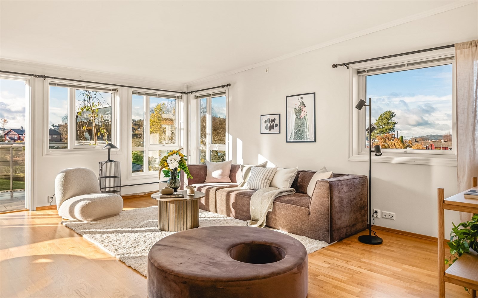 Store vindusflater sørger for rikelig naturlig lys. Galleribilde