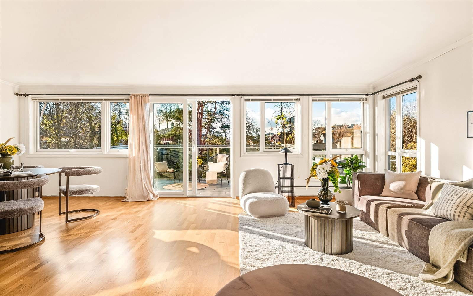 Stuen er virkelig leilighetens hjerte , et romslig og lyst oppholdsrom med plass til både sofasoner og spisestue for hyggelige måltider med familie og venner. Galleribilde