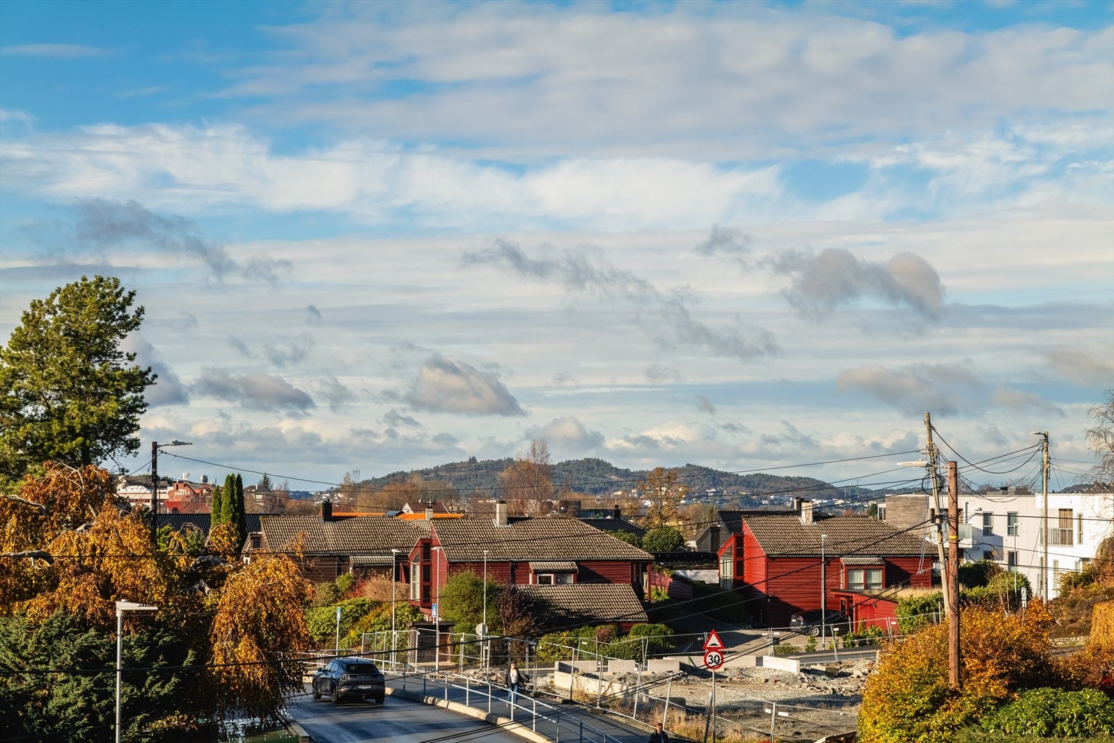 Fra stuen og balkongen har man flott utsikt mot Knappenfjellet, Sørås og nærområdet Galleribilde