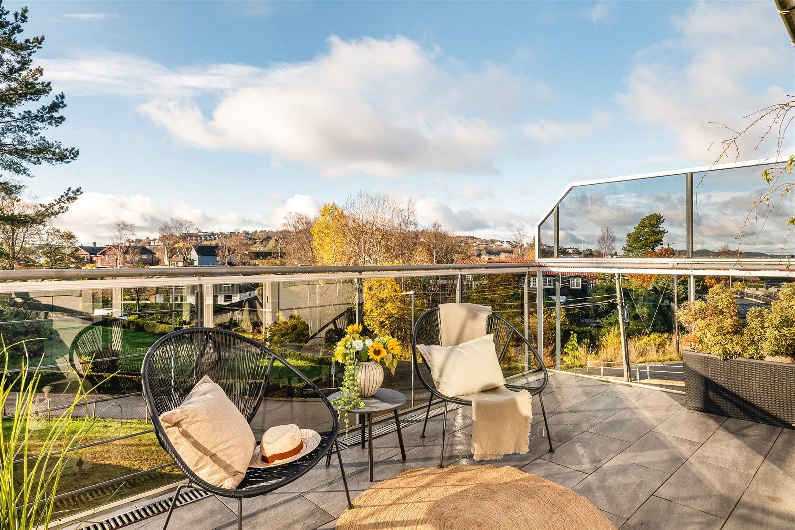 Leiligheten har 2 solrike balkonger som har fliser på gulvet og god plass til hagemøblement og grill. Galleribilde