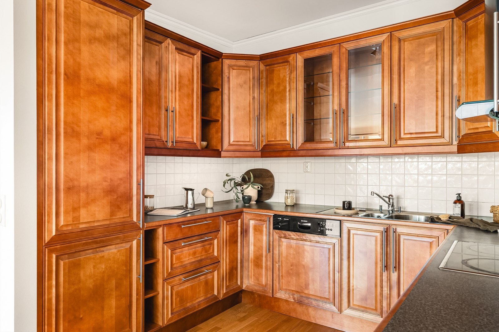 Rikelig med skapinnredning og gode arbeidsflater gjør kjøkkenet både funksjonelt og innbydende. Galleribilde