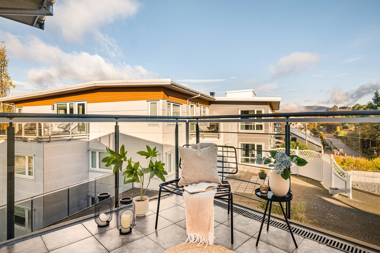 Fra gangen er det utgang til herlig balkong på 7m² med både morgen- og kveldssol. Lett å holde vedlike med fliser på gulvet. Galleribilde