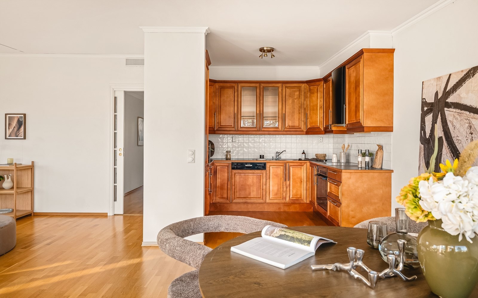 Kjøkkenet, som er pent avdelt fra stuen, er et kvalitetskjøkken fra Norema i heltre med profilerte fronter. Galleribilde