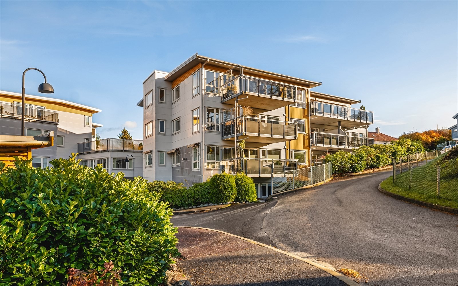 Velkommen til en stor, flott 4-roms toppleilighet med svært attraktiv beliggenhet, sentralt på Skjold. Galleribilde