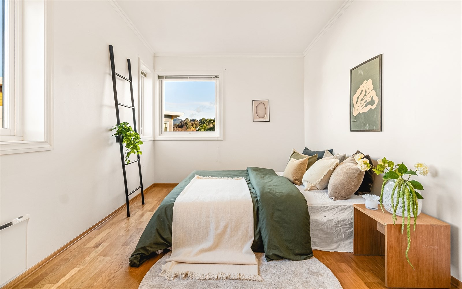 Hovedsoverommet er romslig og luftig, med plass til dobbeltseng og nattbord. Galleribilde