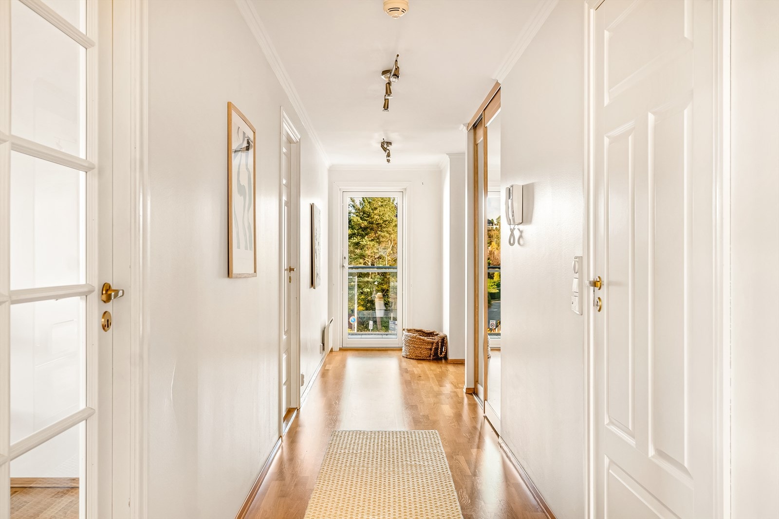 Gangen forgrener seg til de fleste rom i leiligheten. Det er rikelig med naturlig lysinnslipp i hele boligen. Galleribilde