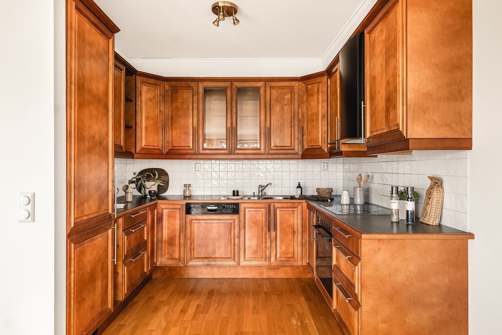 Det har integrerte hvitevarer fra Bosch som stekeovn, keramisk koketopp, oppvaskmaskin, kjøle- og fryseskap, samt mekanisk avtrekk fra RørosHetta i svart utførelse. Galleribilde