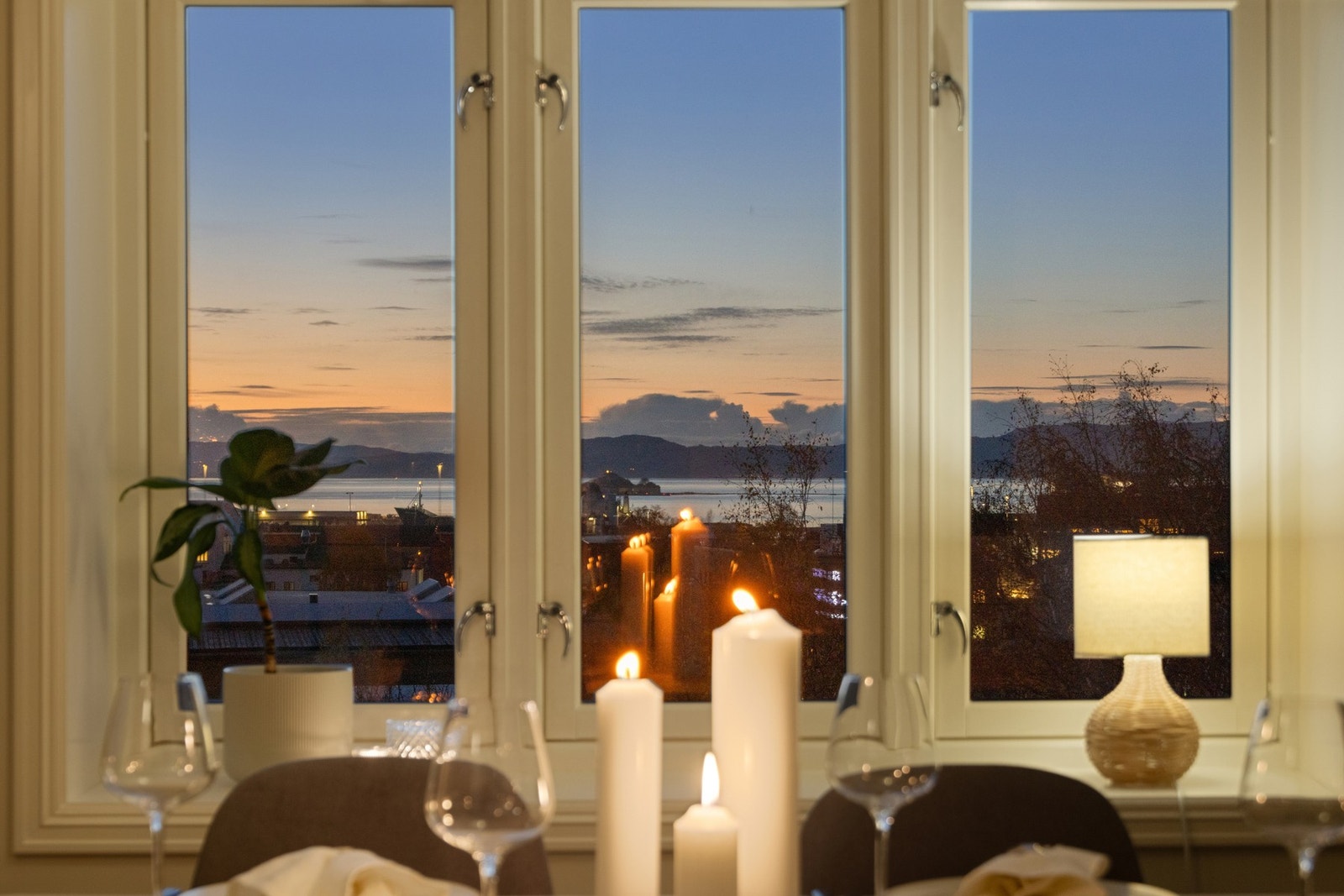 Fra spiseplassen nytes en nydelig utsikt mot Munkholmen og fjorden Galleribilde