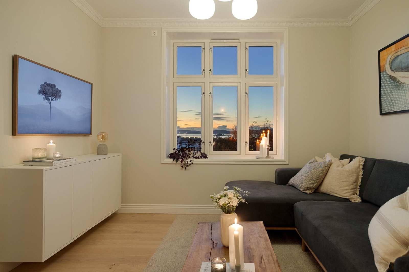 Flotte originale detaljer som stukkatur og rosett i taket gir rommet særpreg og klassisk eleganse. Galleribilde