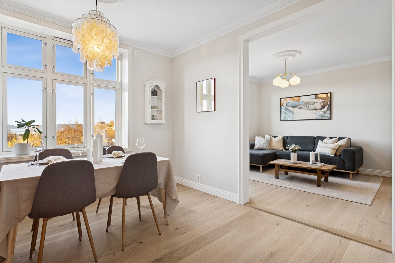 Stuen og kjøkkenet er delvis adskilt, og gir boligen flere gode oppholdsrom. Galleribilde