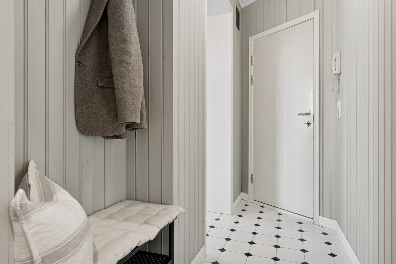 Flislagt og oppusset entré som gir et innbydende førsteinntrykk. Galleribilde