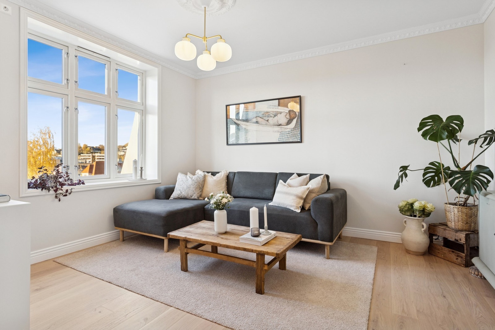 Det gode takhøyden og de dype vinduskarmene gjør stuen åpen og luftig. Galleribilde